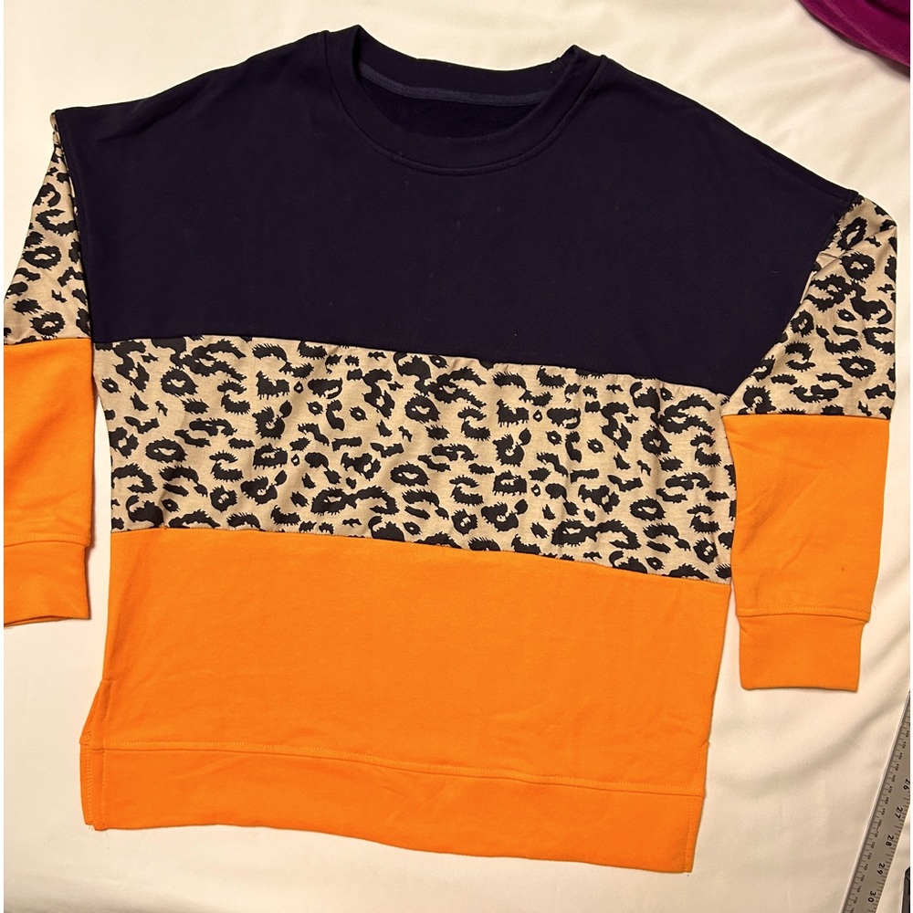 Size large Amazon sweatshirt has never been worn, but no tags